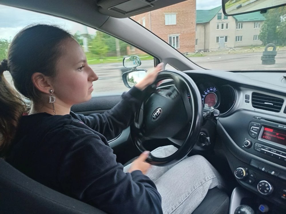 учениця автошколи Магістраль за кермом навчального автомобіля
