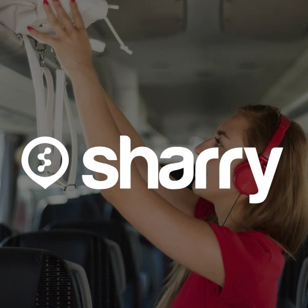 логотип і назва компанії Sharry на фоні дівчини, що кладе свої речі на полицю